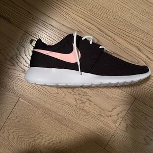 Nike Roshe Women’s Sneaker